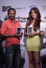 Anusha Dandekar, Nikhil Chinapa at the launch of MTV Slash Fablet by Swipe Telecom in Mumbai on 11th July 2013 (51).JPG